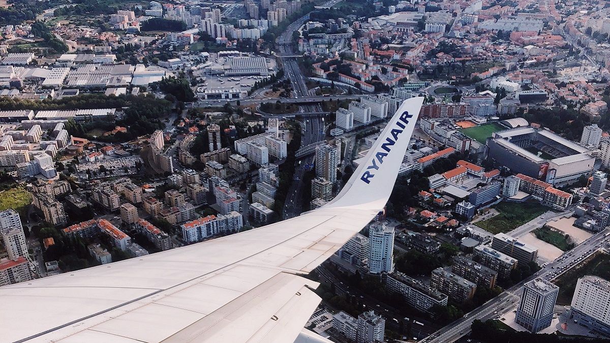 Самолет Ryanair пролетает над Порту