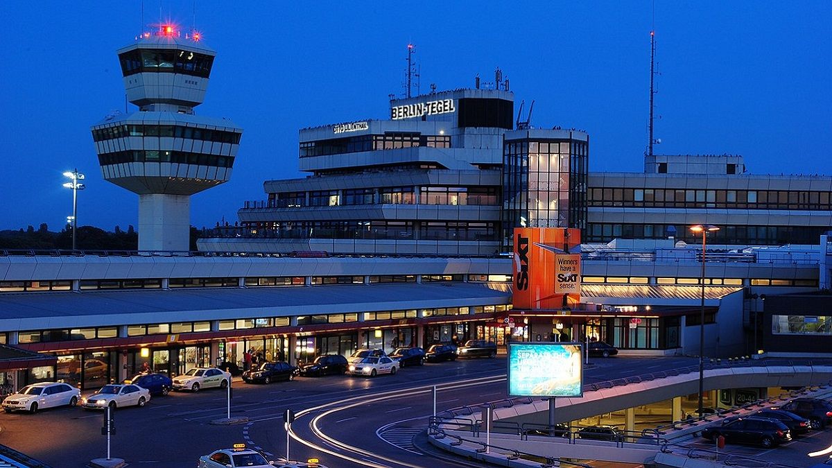 Колишній аеропорт Тегель, де приймають тисячі біженців Колишній аеропорт Тегель, де приймають тисячі біженців