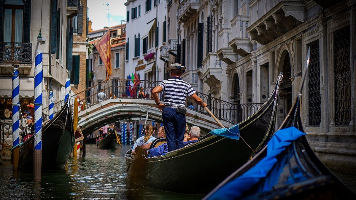 Гондола с туристами перевернулась в Венеции