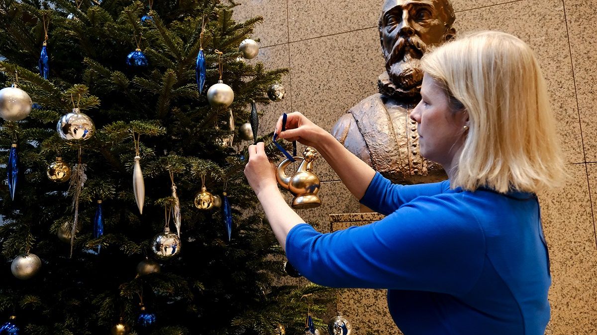 Ялинкову прикрасу передали з України Ялинкову прикрасу передали з України