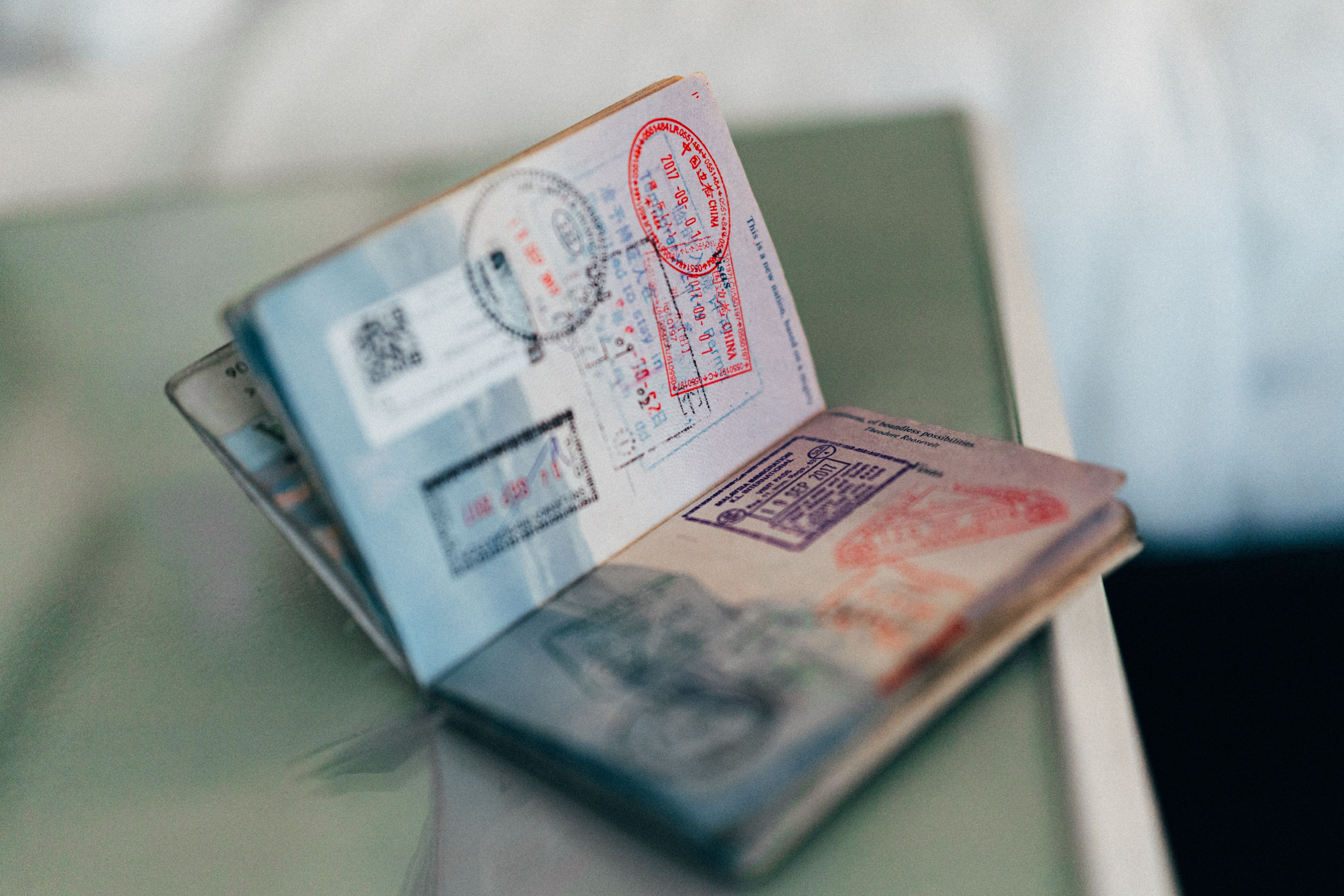 Сім'я пропустила відпустку через 1 сантиметр розриву у паспорті