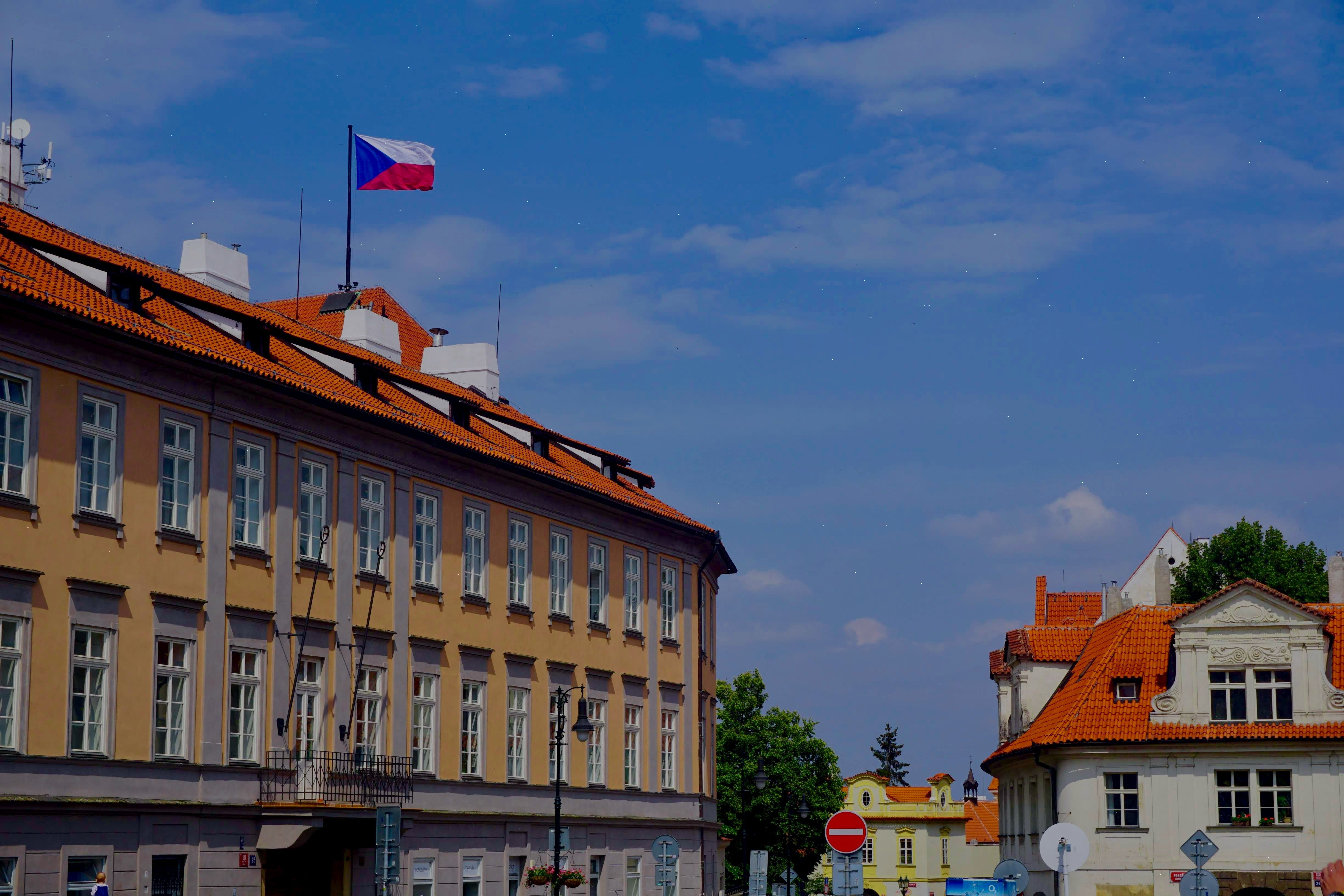 Як українцям засвідчити документи у Чехії 
