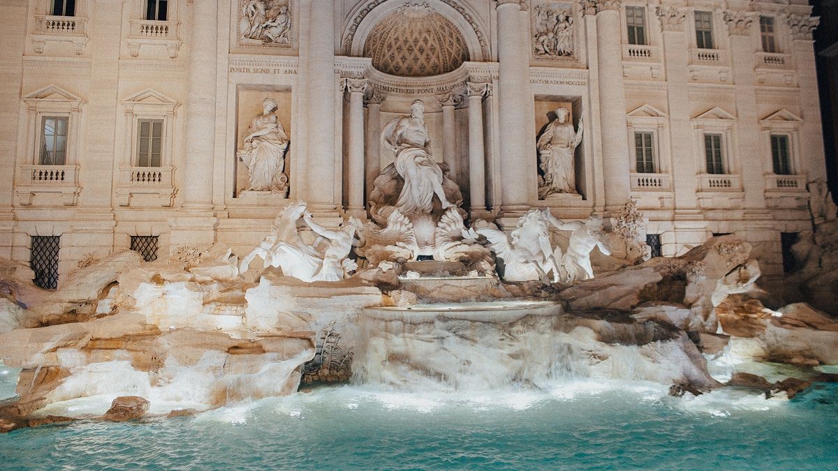 Путешественники бросают монеты в фонтан в Риме