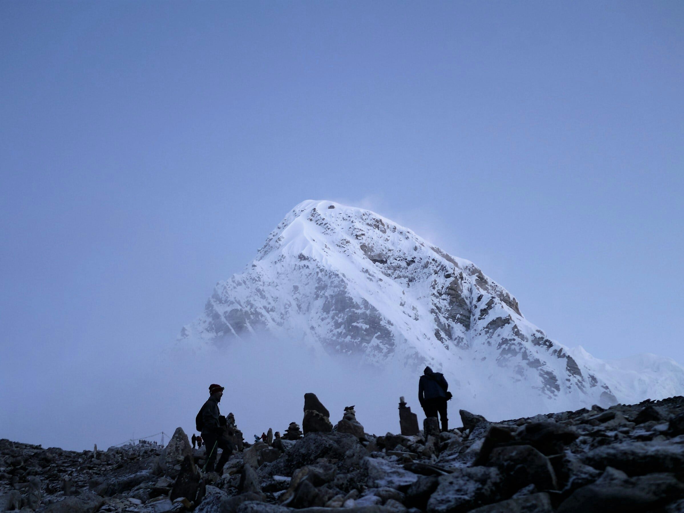 Альпіністам на Евересті наказали прибирати власні екскременти