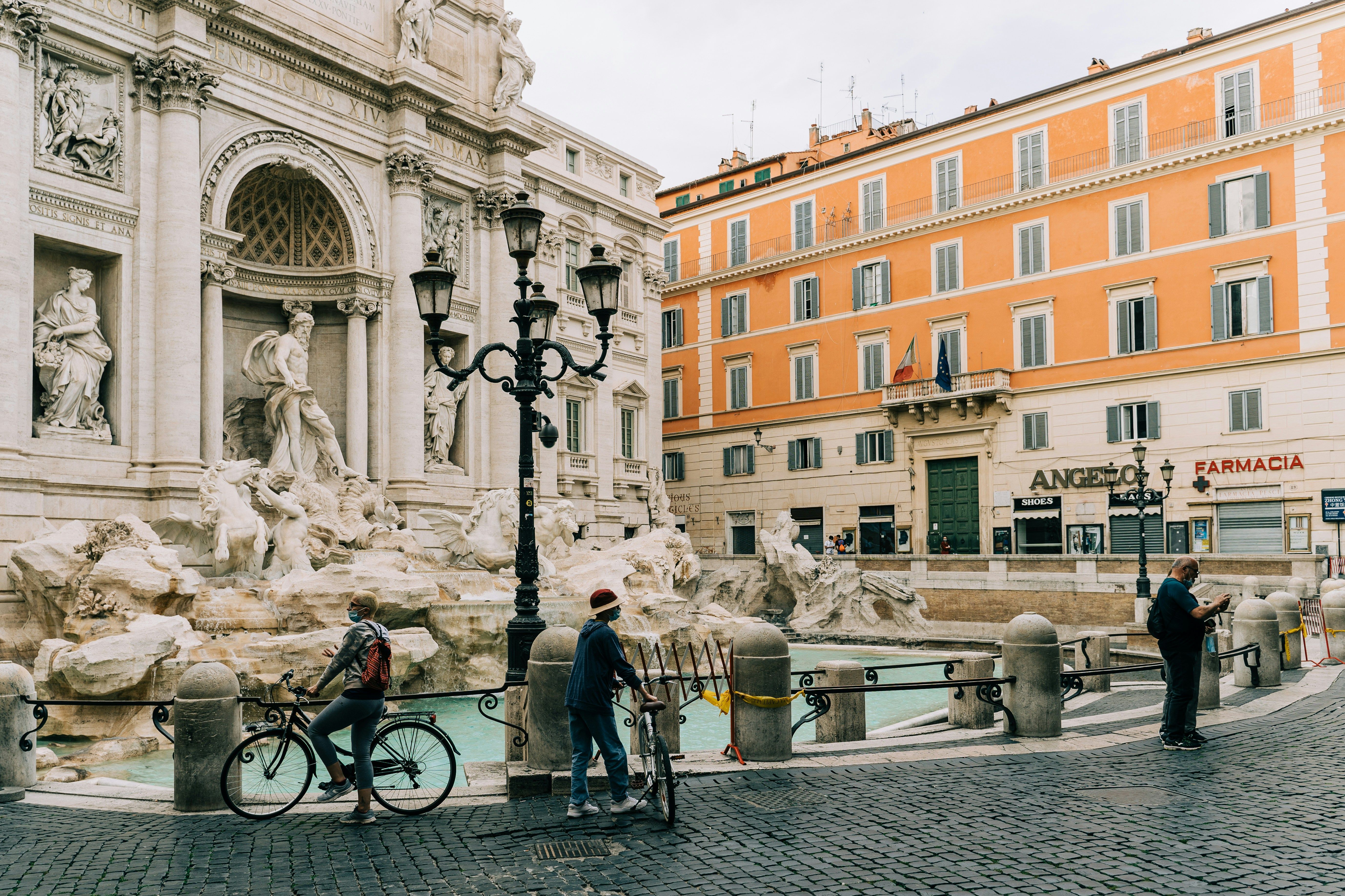 Мандрівки до Риму - що відбувається з монетами, які кидають у фонтан Треві