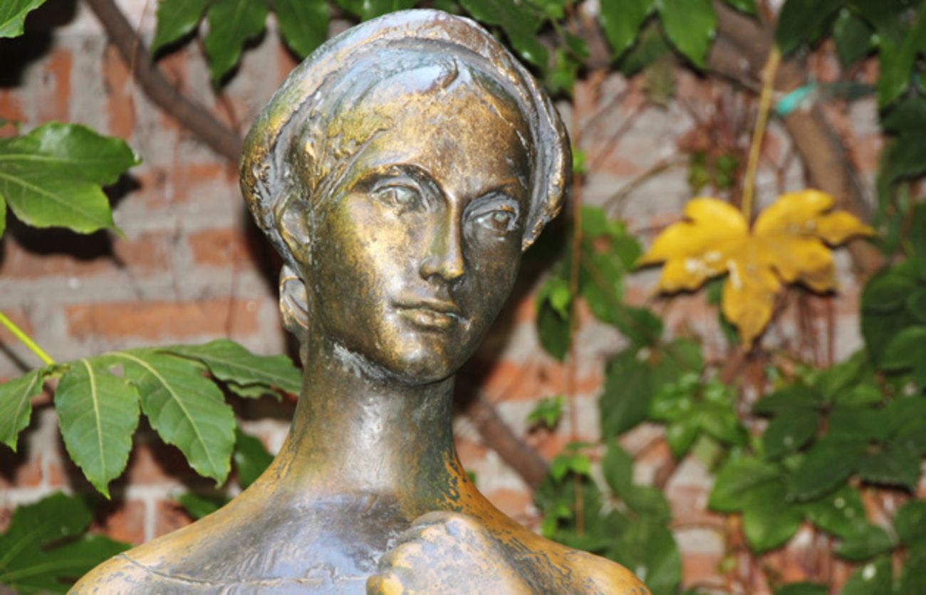 Туристы протерли дыру в статуе Джульетты в Вероне Туристы протерли дыру в статуе Джульетты в Вероне