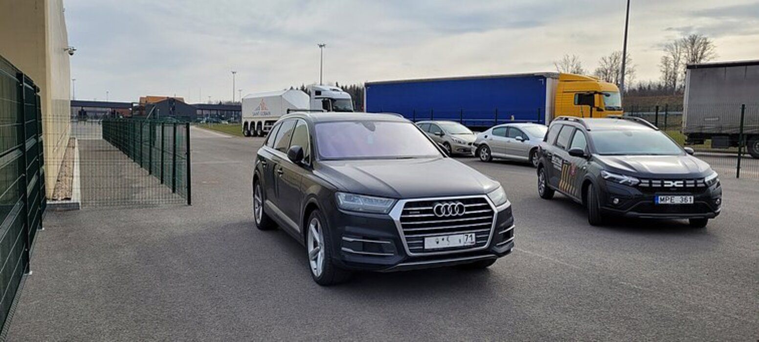 Санкції проти росіян у ЄС - у Литві вперше вилучили автомобіль з російськими номерами Санкції проти росіян у ЄС - у Литві вперше вилучили автомобіль з російськими номерами