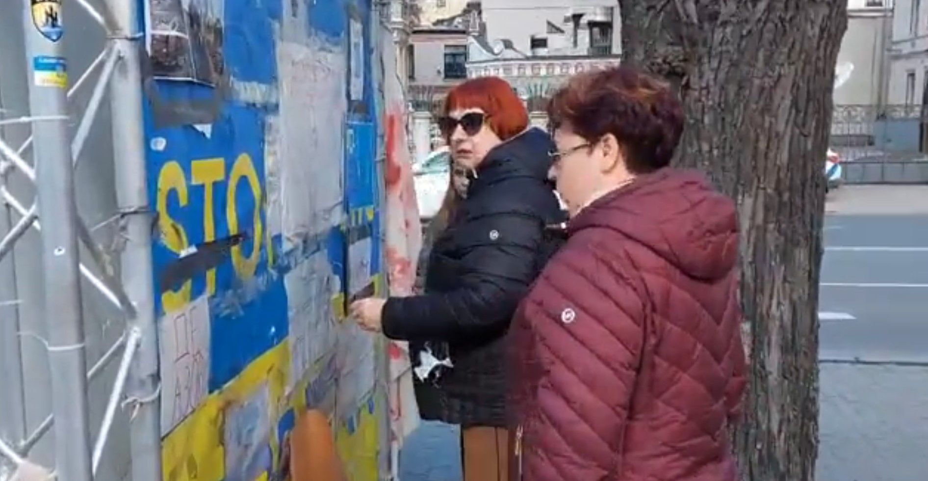 Скандал - возле российского посольства в Риге сорвали плакаты с поддержкой Украины