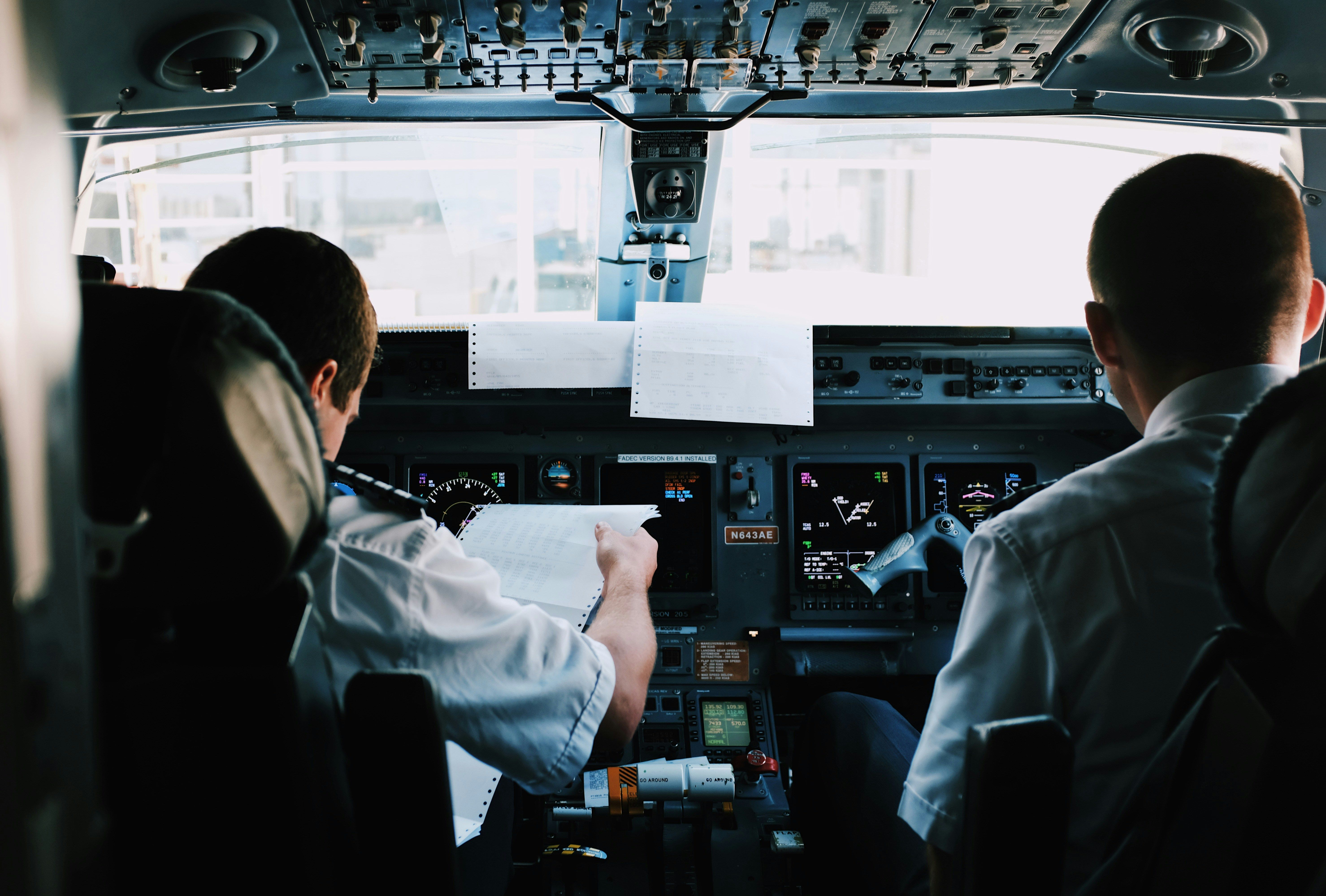 Курьезные случаи в самолете - пилот перед рейсом понял, что забыл паспорт