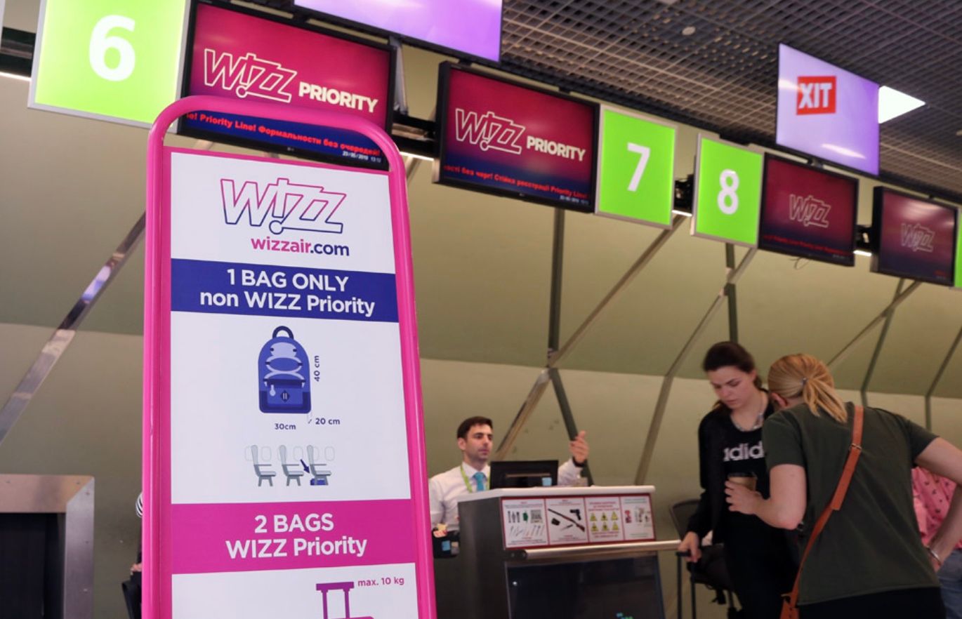 Регистрация пассажиров Wizz Air в аэропорту в аэропорту