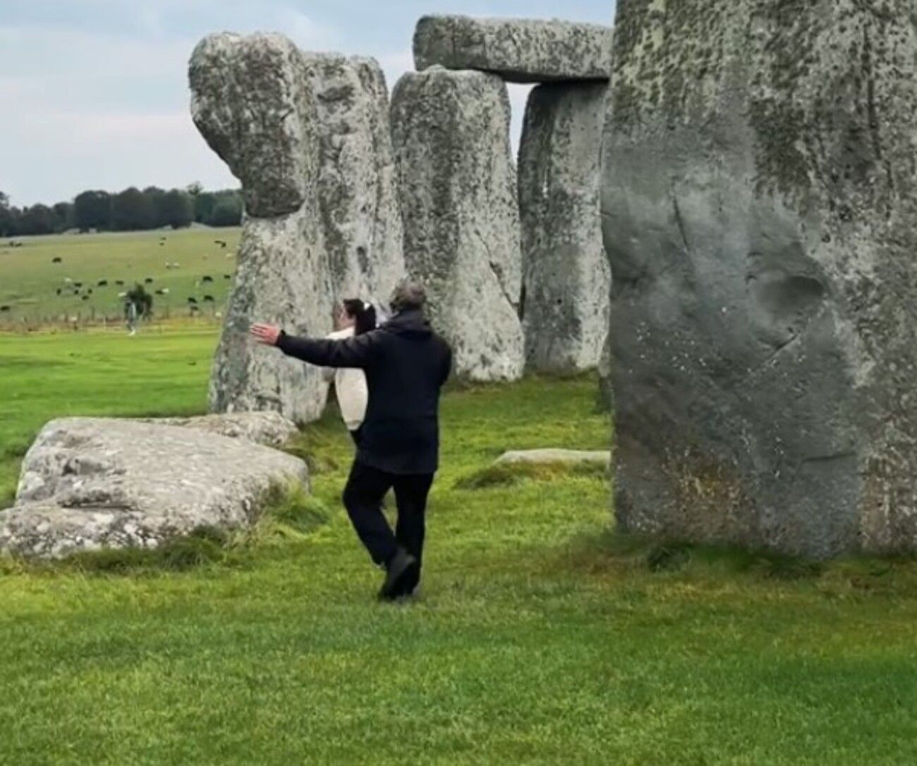 Туристка напала на камни Стоунхендж в Великобритании на камни Стоунхендж