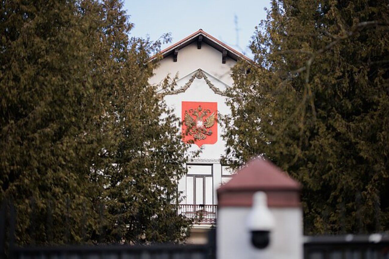 В российское посольство в Вильнюсе в ночь на 8 апреля 2024 года бросили коктейли Молотова В российское посольство в Вильнюсе в ночь на 8 апреля 2024 года бросили коктейли Молотова