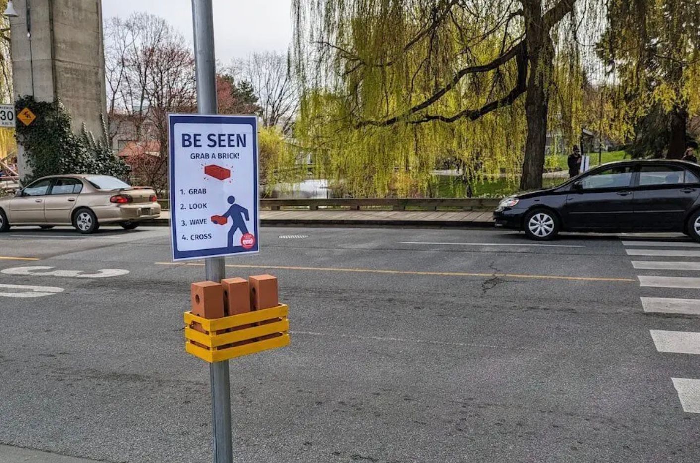 Канадские активисты заставили водителей интересным методом пропускать пешеходов на зебре