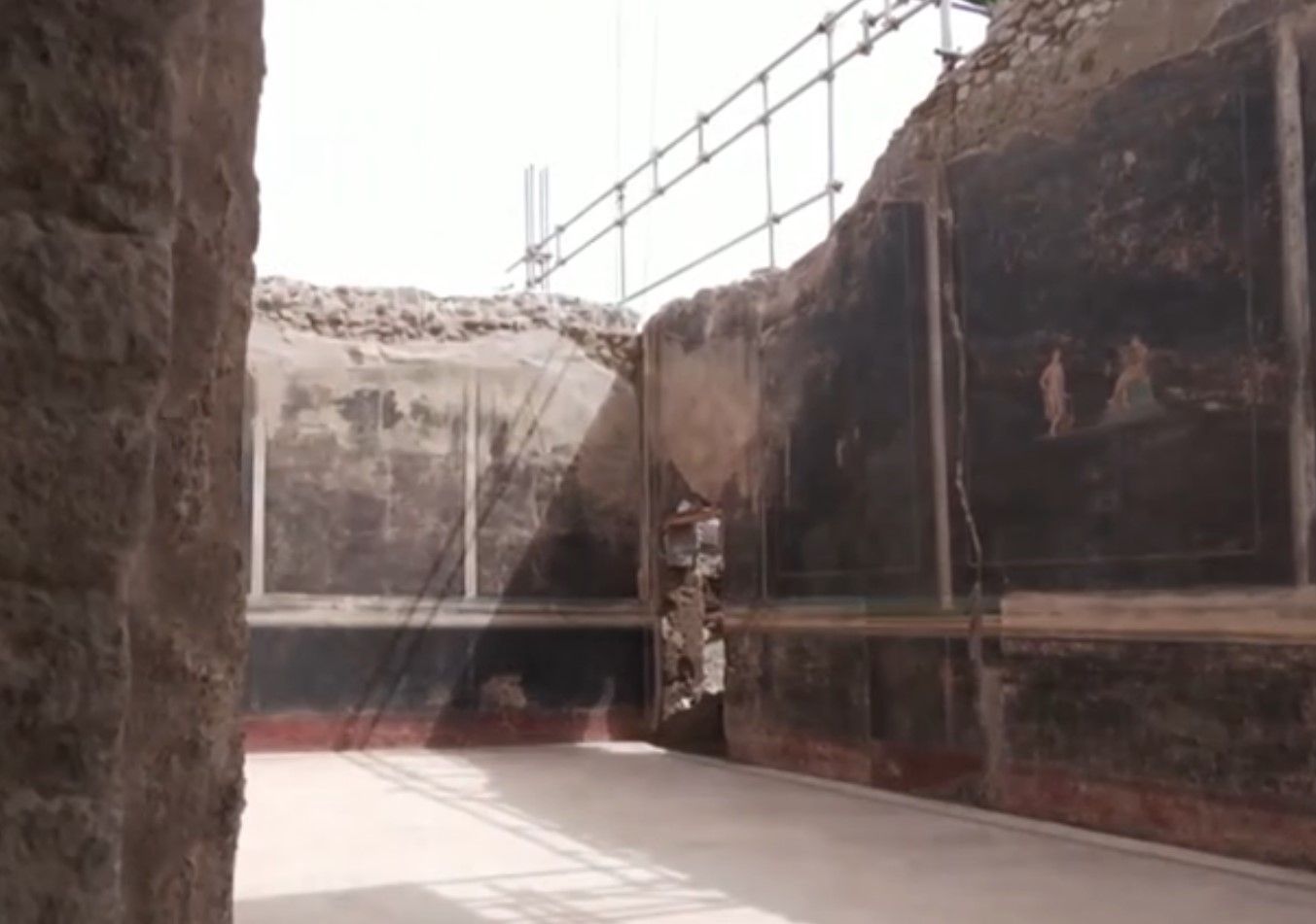 В Италии среди руин города Помпеи нашли уникальную черную комнату среди руин города Помпеи В Италии среди руин города Помпеи нашли уникальную черную комнату среди руин города Помпеи