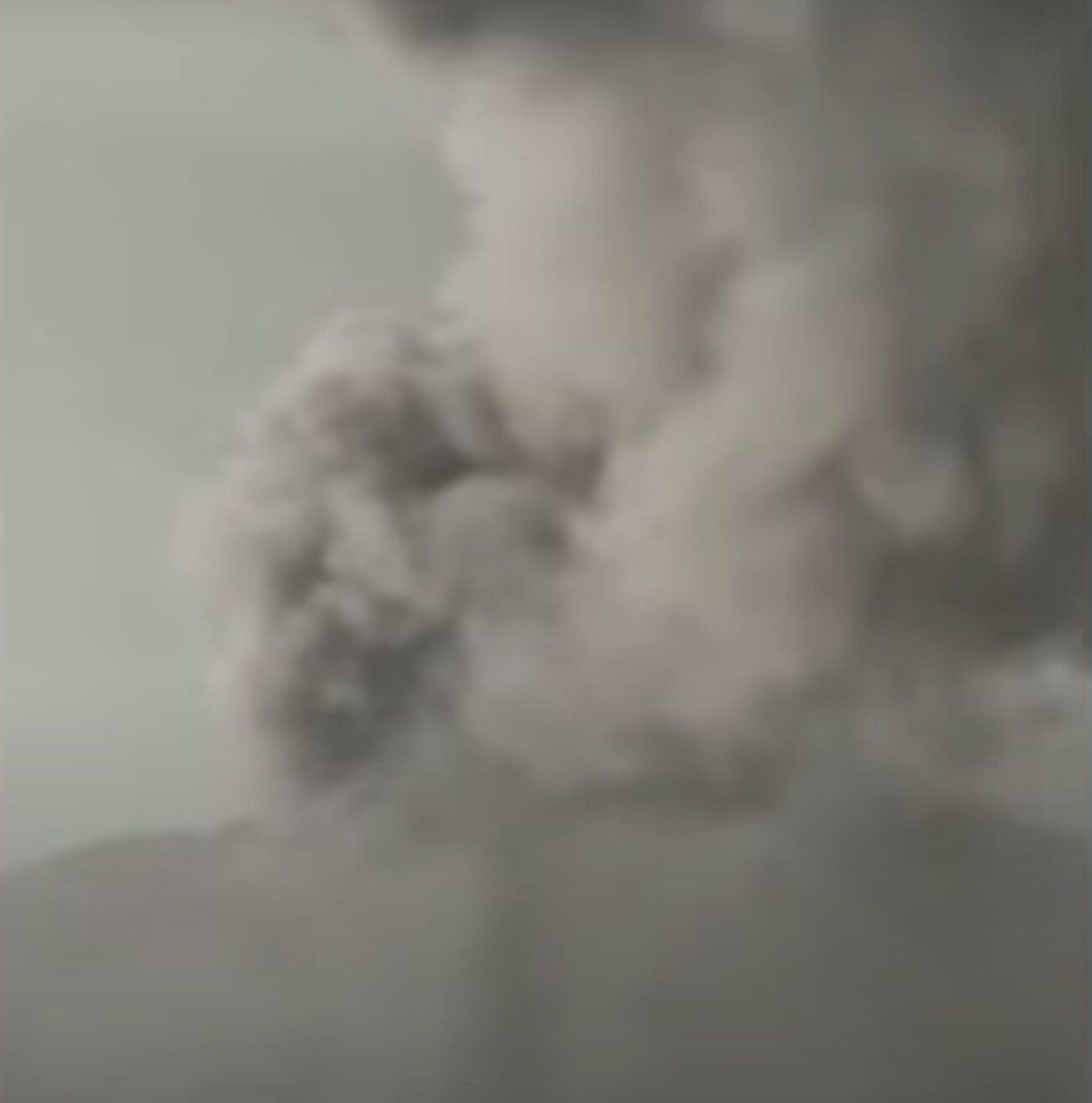 Виверження вулкану Руанг в Індонезії - евакуювали тисячі людей, зупинили авіарейси Виверження вулкану Руанг в Індонезії - евакуювали тисячі людей, зупинили авіарейси