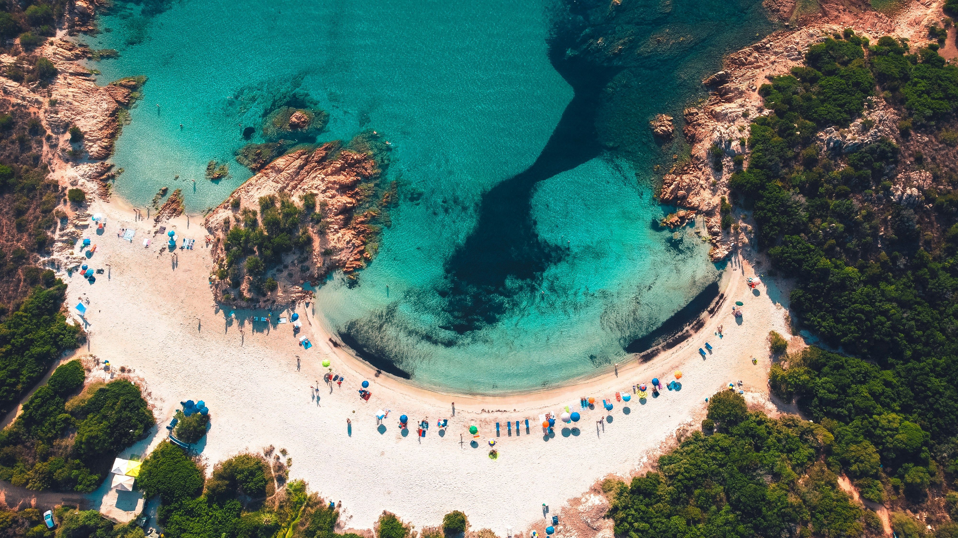 На Сардинии теперь можно будет жениться без одежды
