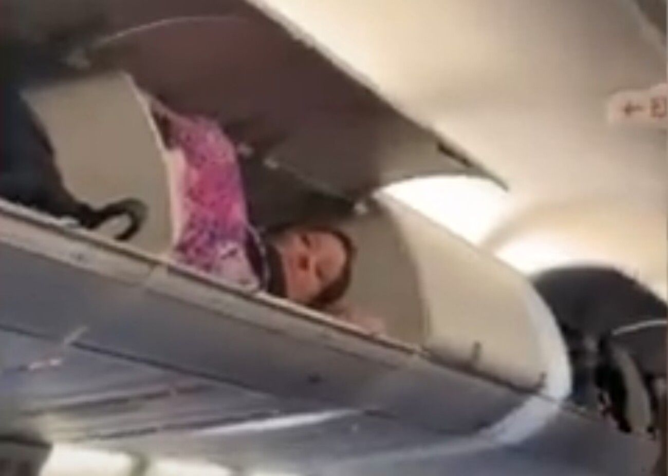 На борту літака Southwest Airlines виявили загадкову жінку - деталі