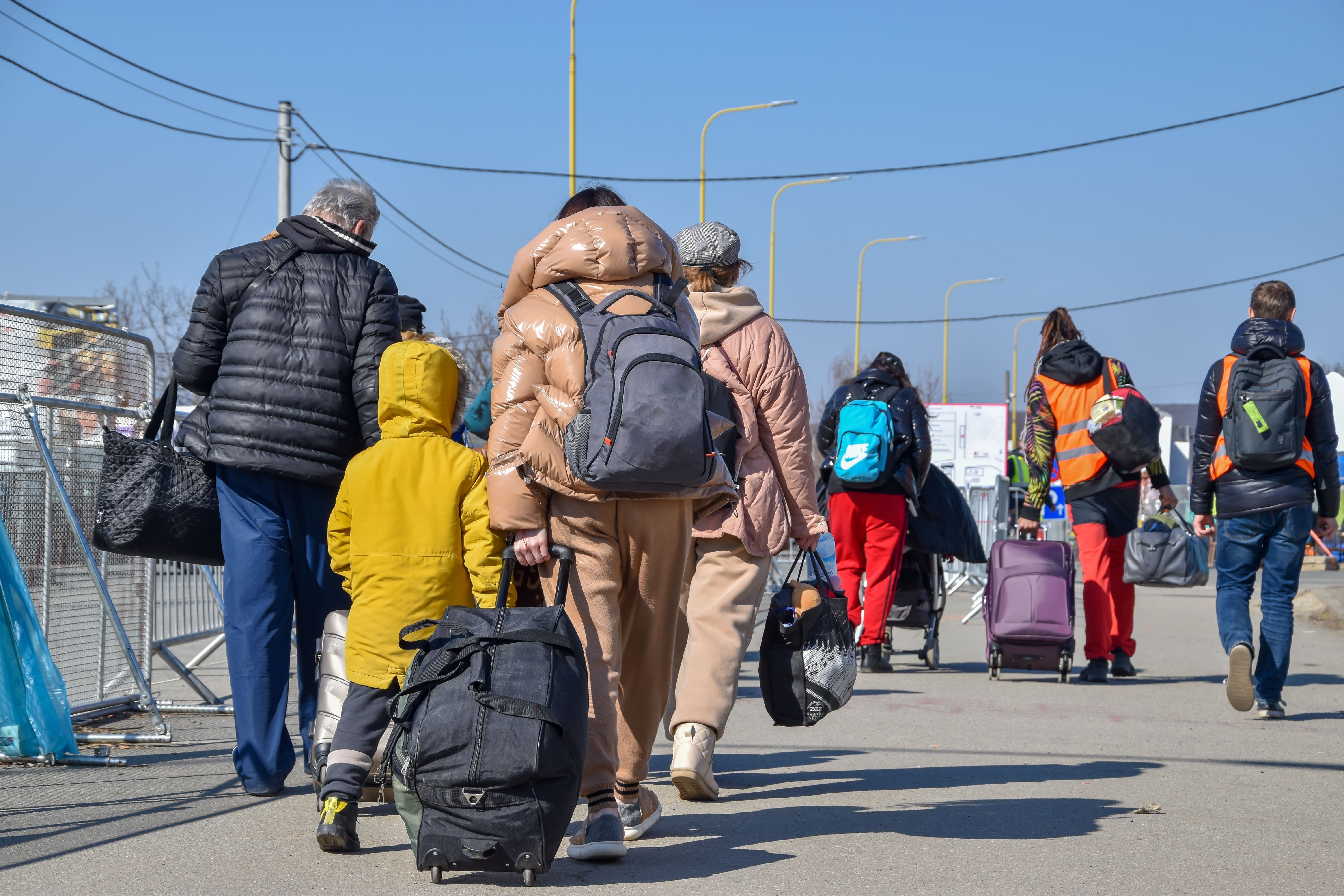 Украинцы в ЕС - сколько беженцев планирует вернуться в Украину