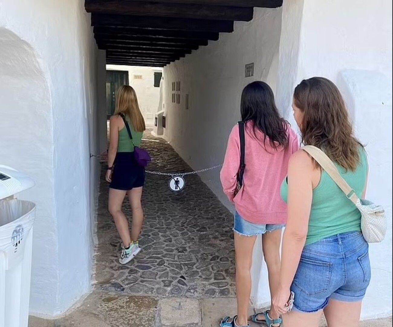 Жителі Менорки відгородили від туристів ланцюгами цілі вулиці - деталі Жителі Менорки відгородили від туристів ланцюгами цілі вулиці - деталі