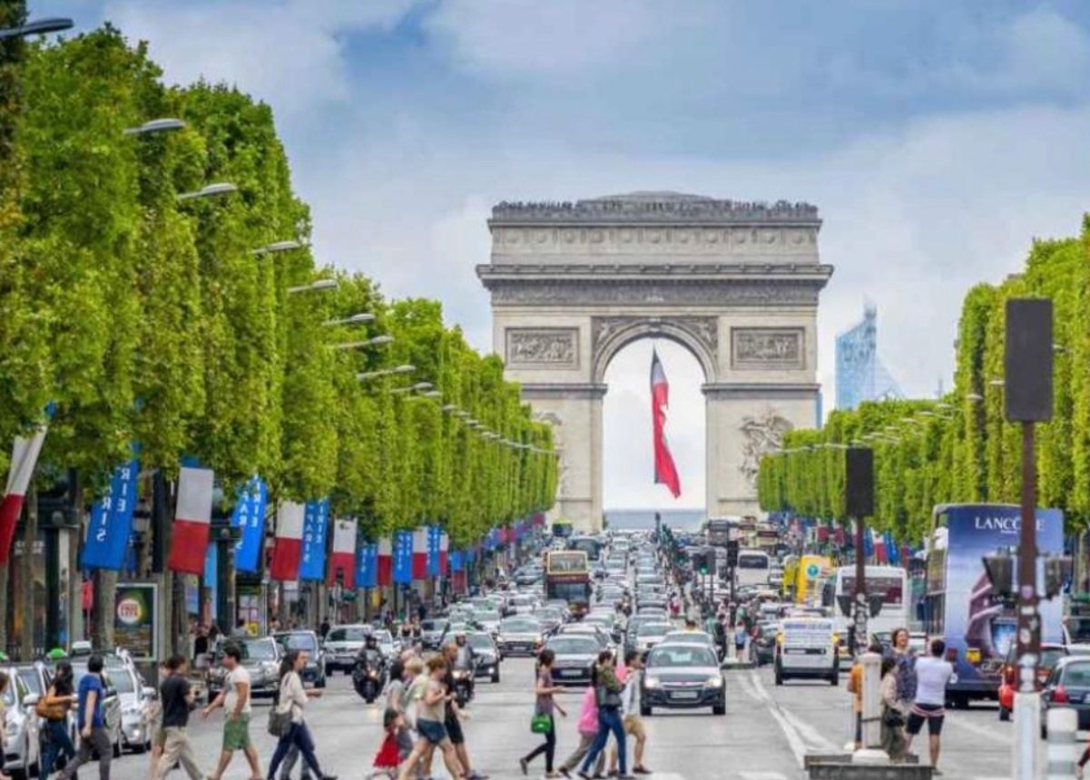 Єлисейські поля хочуть зробити "привабливішими" Єлисейські поля хочуть зробити "привабливішими"