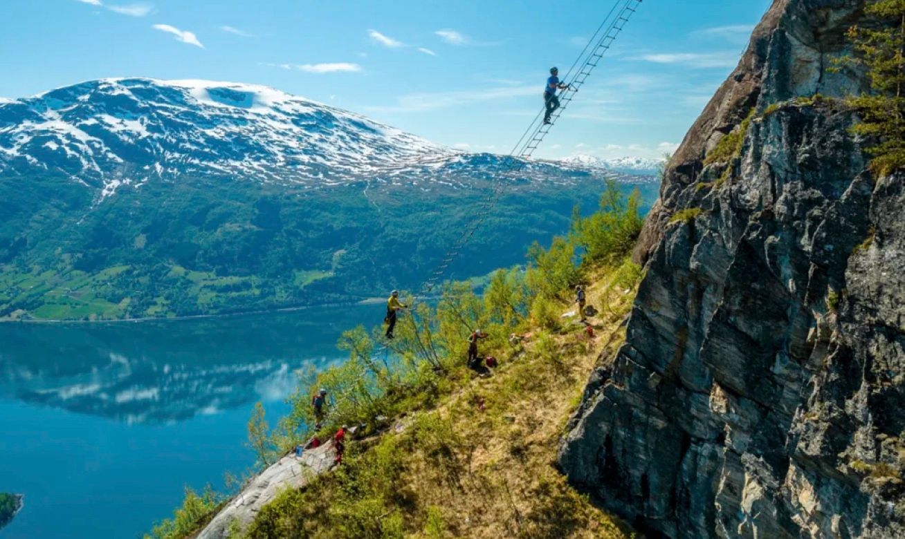 В Норвегии открывается "плавающая" лестница