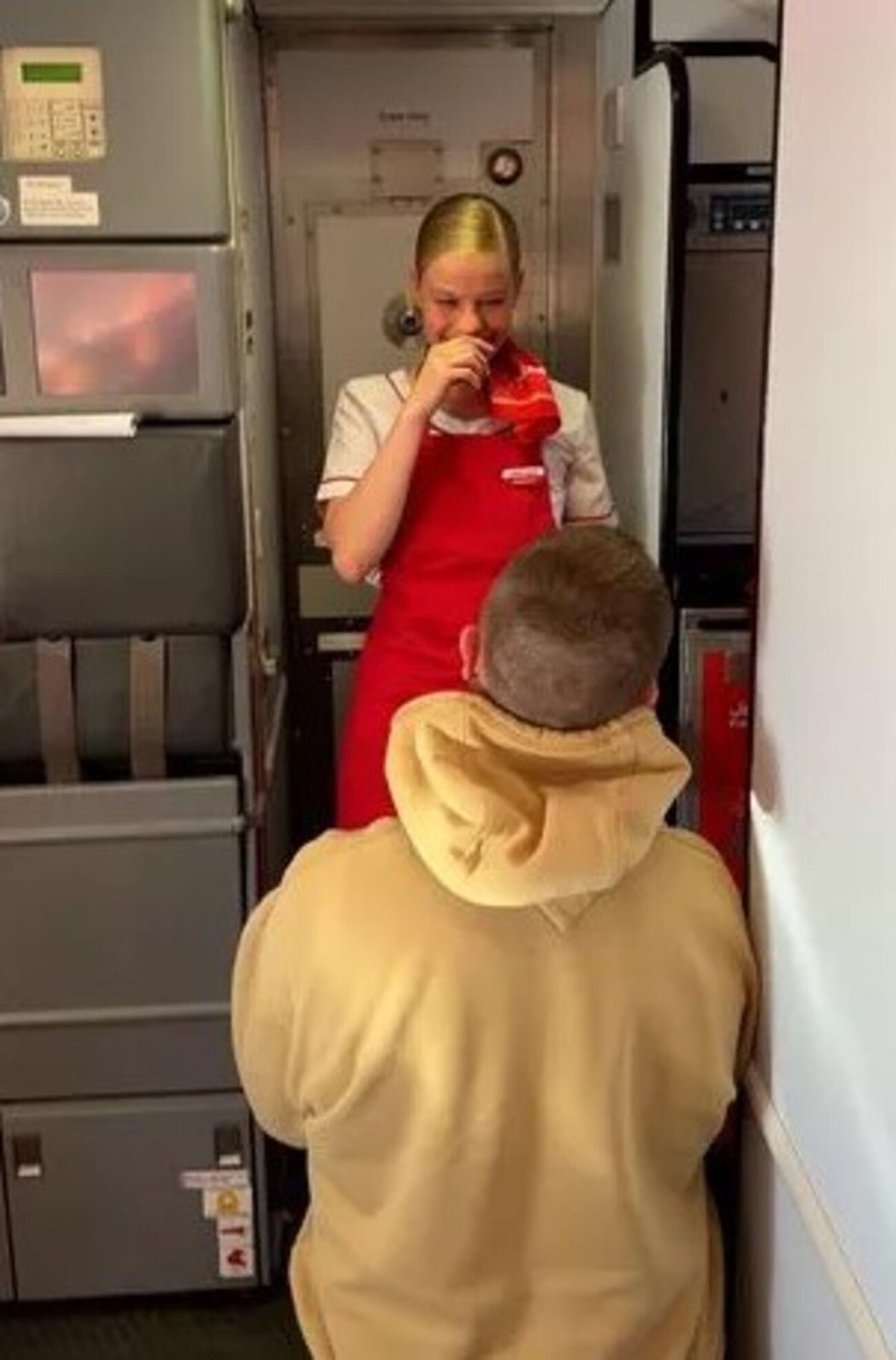 Джордж Вест освідчився дівчині-бортпровідниці Стефані під час рейсу до Менорки Джордж Вест освідчився дівчині-бортпровідниці Стефані під час рейсу до Менорки