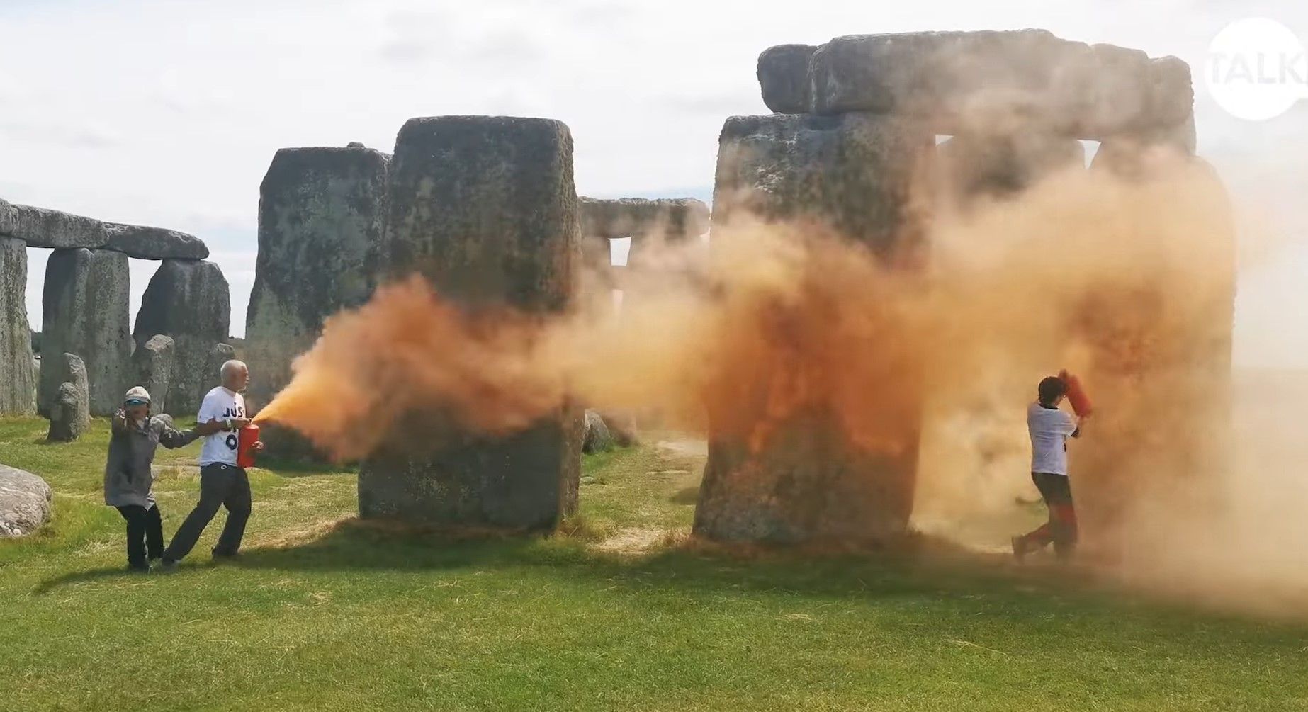 Стоунхендж облили помаранчевою фарбою - для чого зробили це варварство Стоунхендж облили помаранчевою фарбою - для чого зробили це варварство