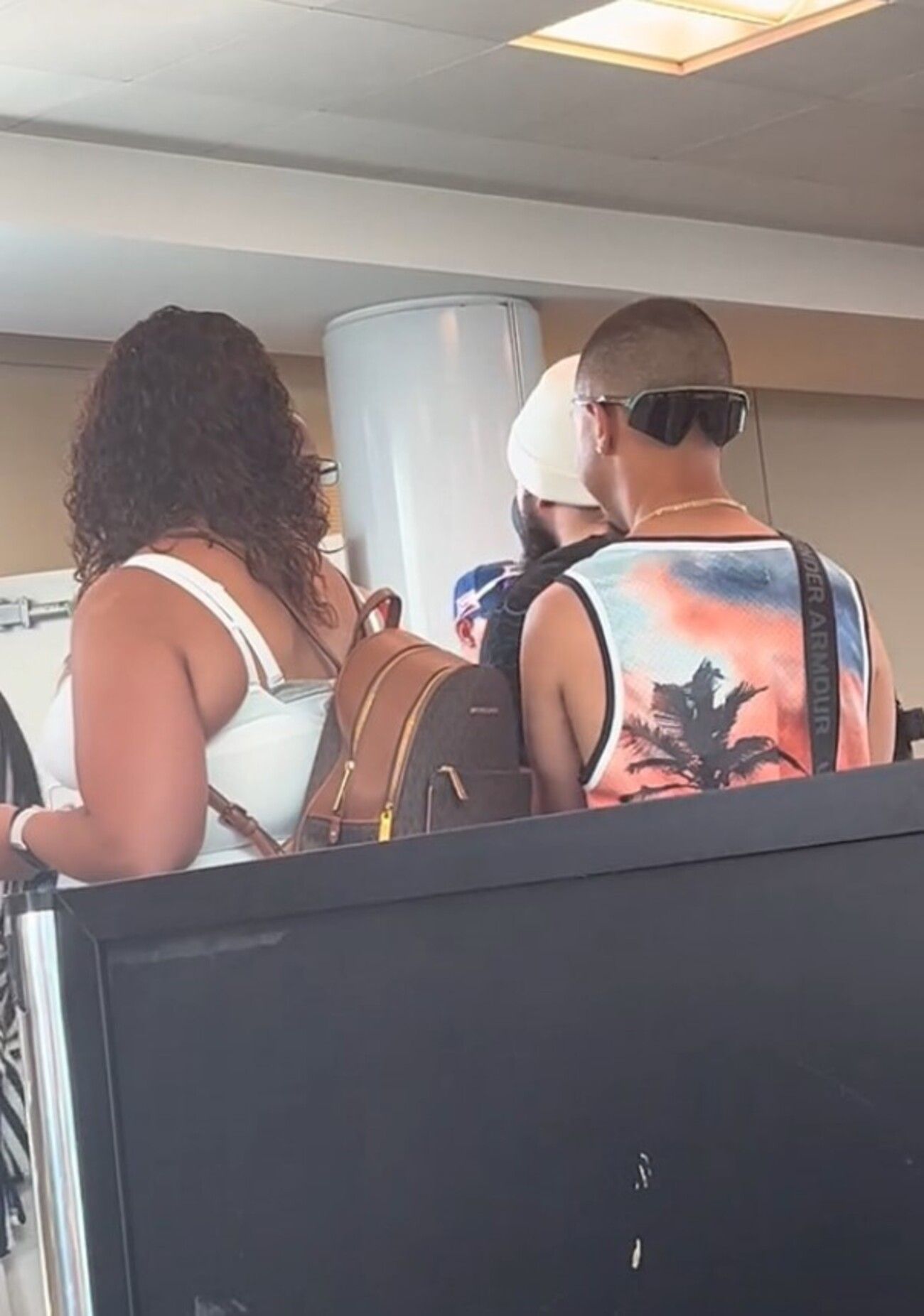 Курьезные ситуации в аэропорту - мужчина пытался пронести вещи на борт в наволочке Курьезные ситуации в аэропорту - мужчина пытался пронести вещи на борт в наволочке