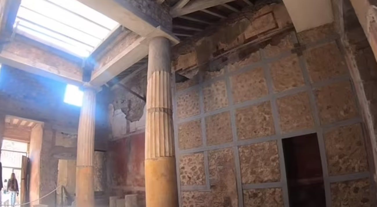 Турист з Казахстану видряпав своє ім'я на стіні вілли у Помпеях - як його покарають тепер Турист з Казахстану видряпав своє ім'я на стіні вілли у Помпеях - як його покарають тепер