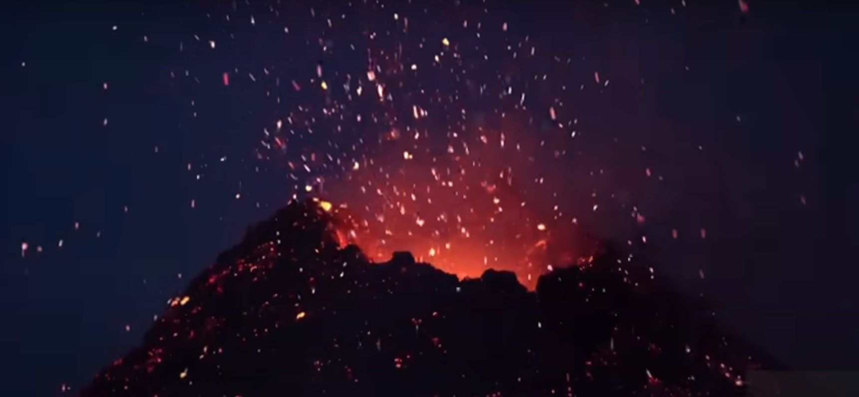 Вулкан Этна проснулся на Сицилии - эпические кадры Вулкан Этна проснулся на Сицилии - эпические кадры