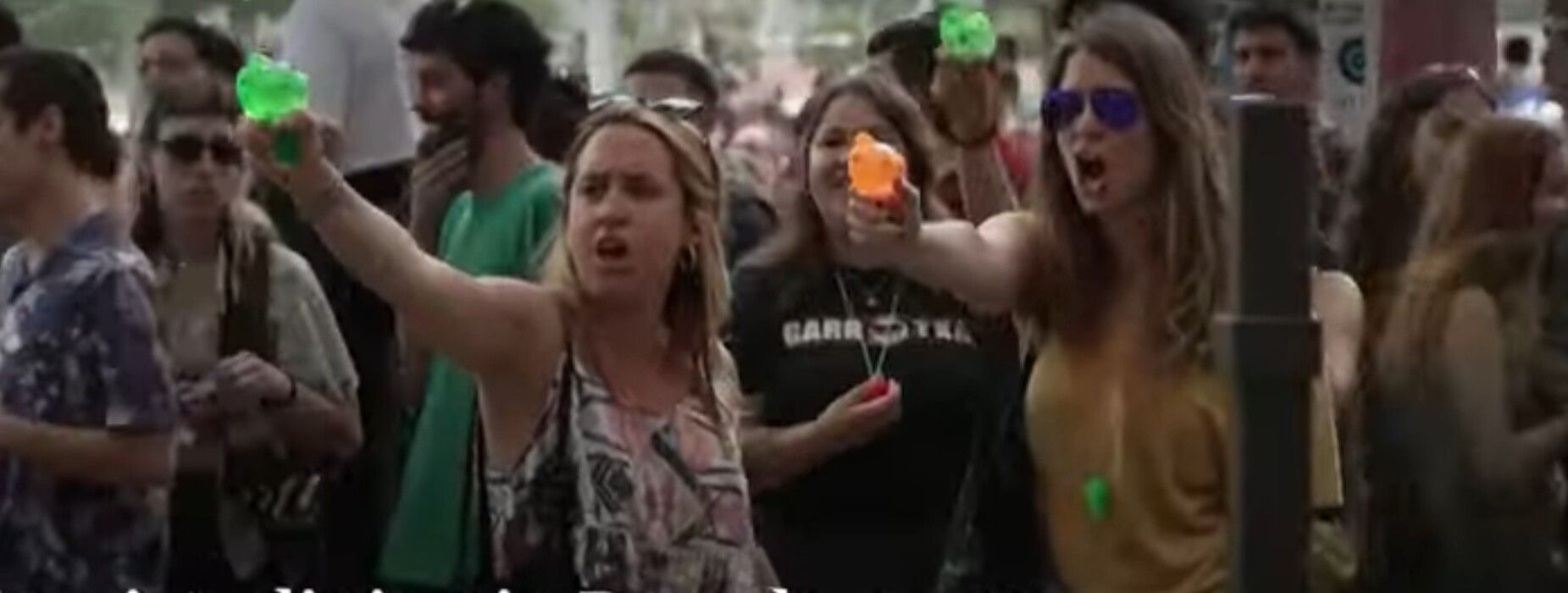 Антитуристичний протест у Барселоні 6 липня 2024 - туристів поливали водою й кричали геть Антитуристичний протест у Барселоні 6 липня 2024 - туристів поливали водою й кричали геть