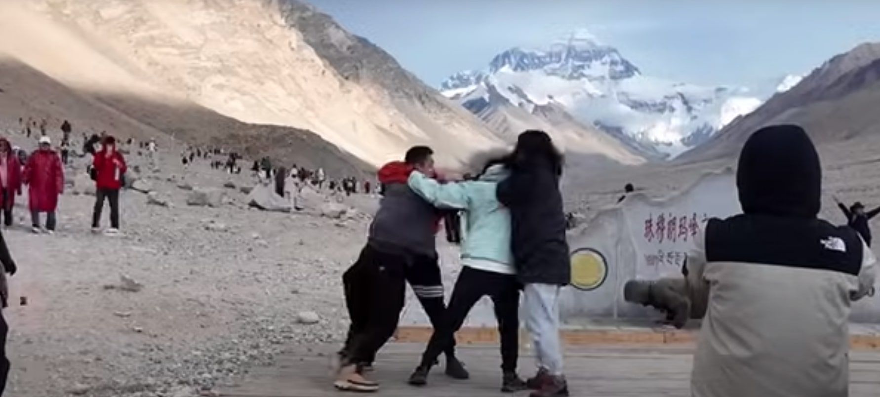 Дві пари туристів влаштували бійку на Евересті - у чому причина Дві пари туристів влаштували бійку на Евересті - у чому причина