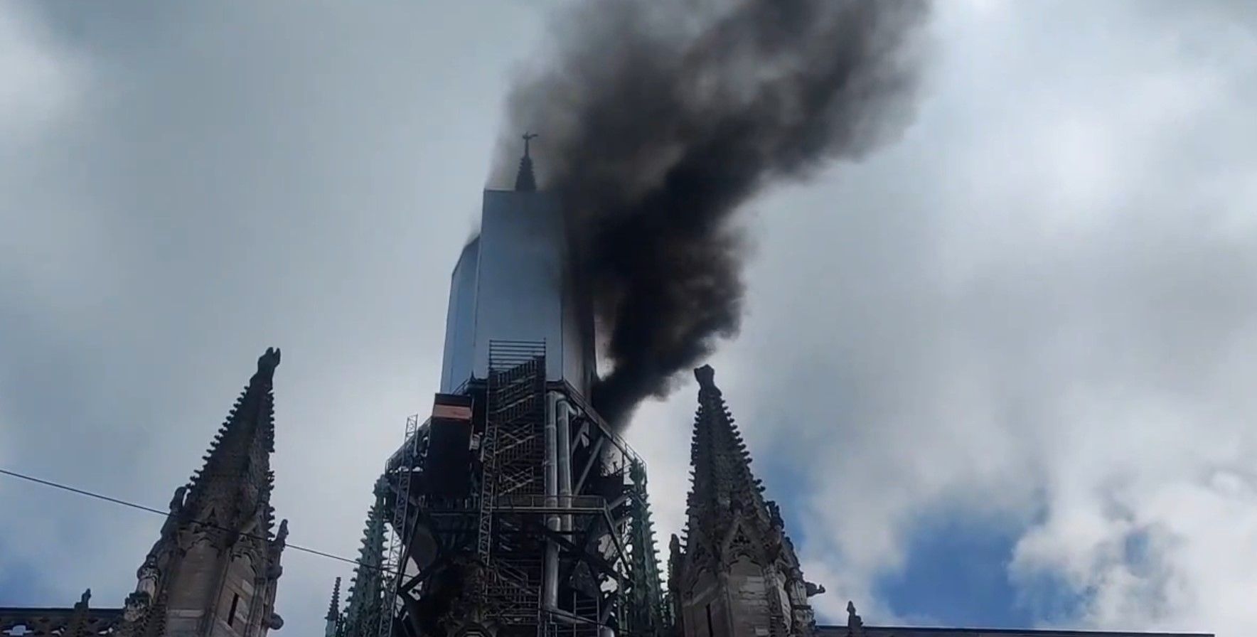 Руанський собор у Франції горить 11 липня 2024 - що відомо про святиню Руанський собор у Франції горить 11 липня 2024 - що відомо про святиню