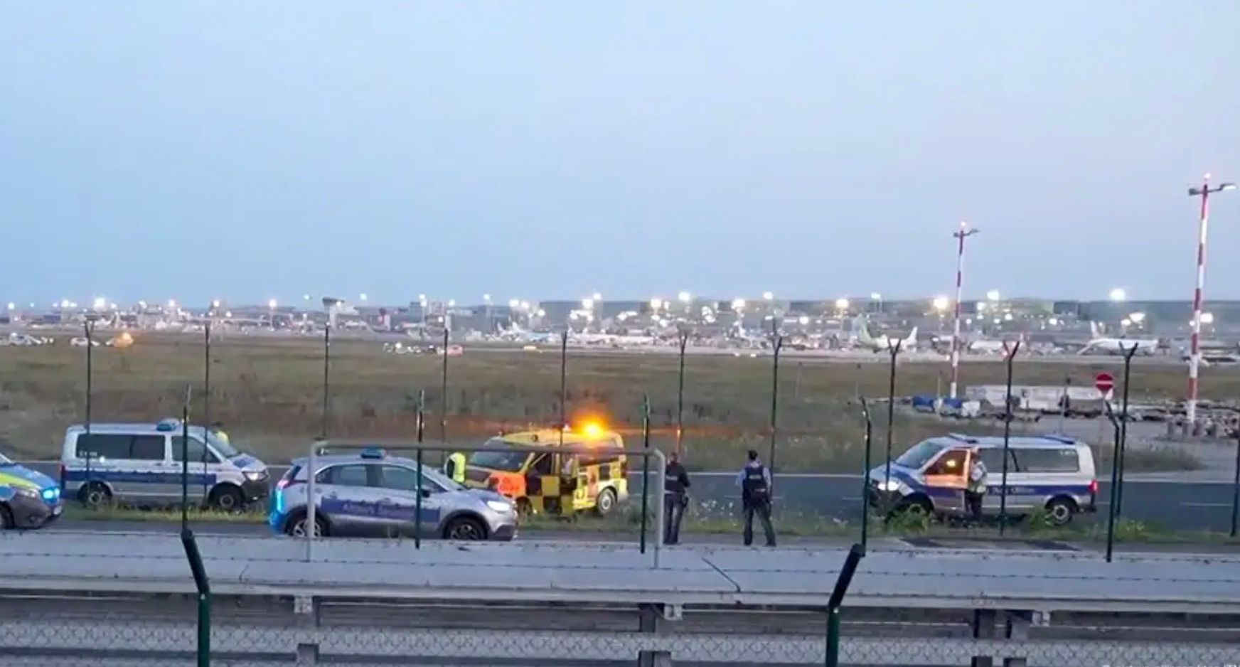 У Німеччині кліматичні активісти паралізували роботу аеропорту У Німеччині кліматичні активісти паралізували роботу аеропорту