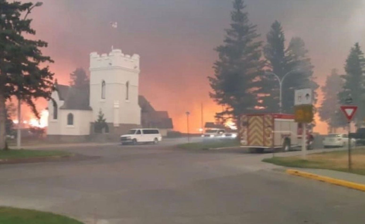 У Канаді лісова пожежа знищила частину курортного міста - Закордон У Канаді лісова пожежа знищила частину курортного міста - Закордон