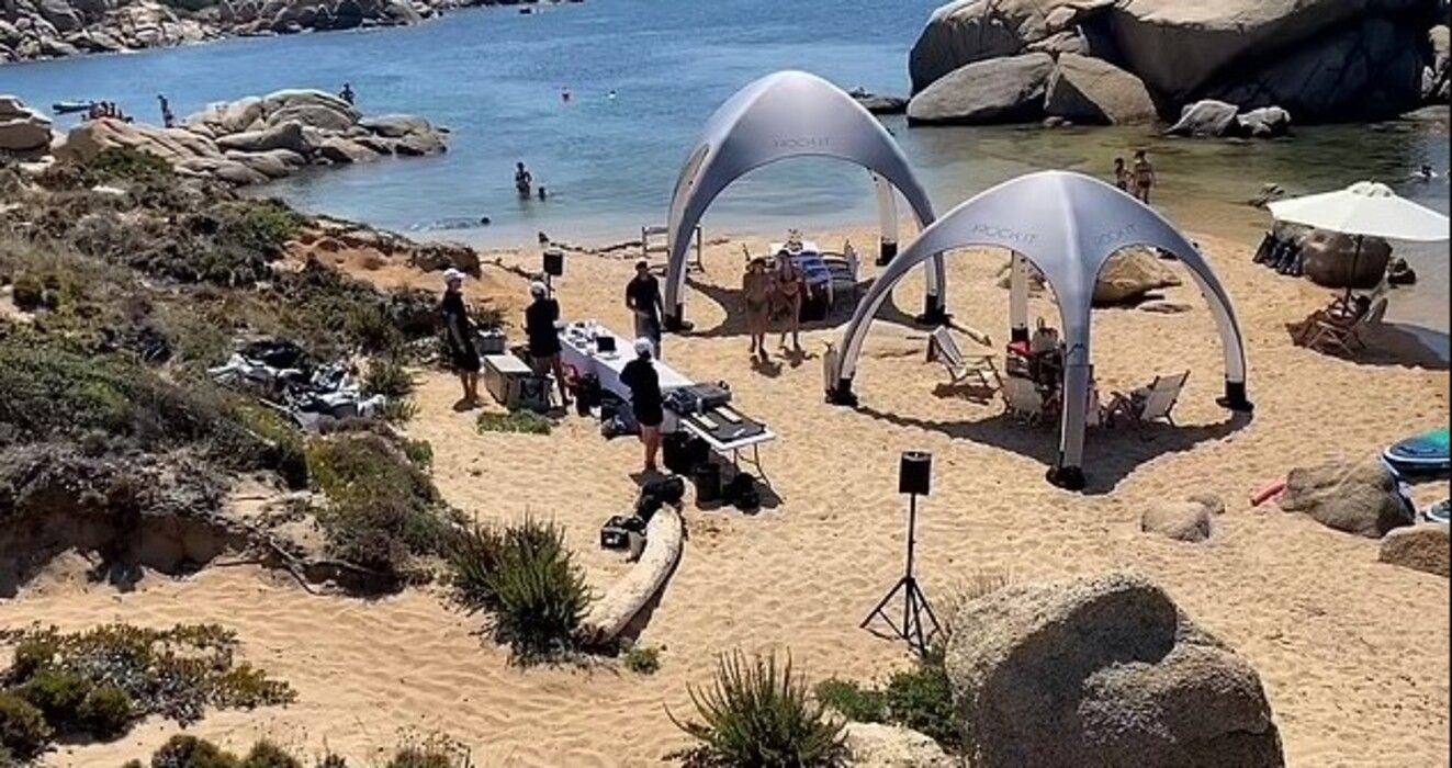 Туристы устроили запрещенную вечеринку на пляже Тальмоне на Сардинии и поплатились Туристы устроили запрещенную вечеринку на пляже Тальмоне на Сардинии и поплатились