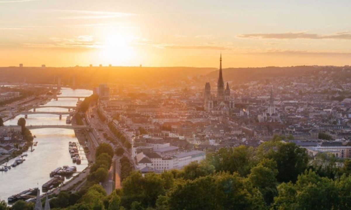 Руан на заході сонця з силуетом собору з видом на Сену Руан на заході сонця з силуетом собору з видом на Сену