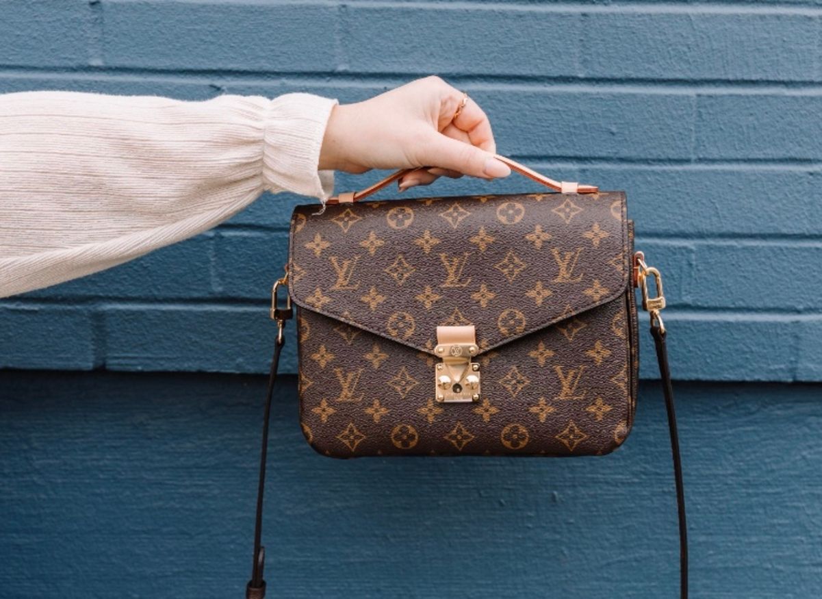 Китаянку висадили з літака через сумочку Louis Vuitton