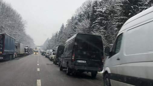 Нові обмеження на в'їзд до Польщі спричинили кілометрові черги на кордоні