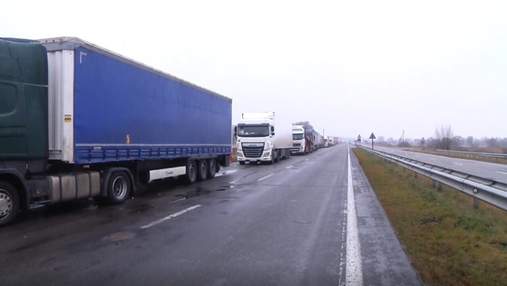 Хто заробляє на величезних чергах: водії про ситуацію на кордоні з Польщею після нових правил
